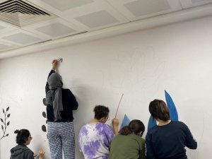 Eğitim Odasının Duvarlarını Gençler Boyadı