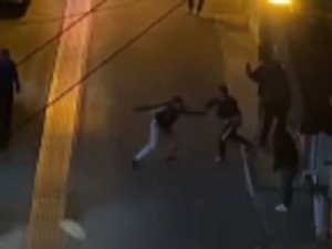 İ̇zmir’de 2 Kişinin Yaralandığı Sokak Ortasındaki Bıçaklı Kavga Kamerada