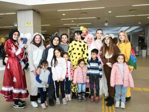 Masal Kahramanı Kılığına Giren Öğrenciler Hasta Çocuklara Moral Verdi