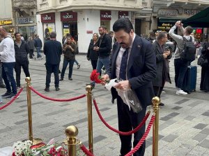 Başkan Sayan, Taksim’deki Patlamada Hayatını Kaybedenler İçin Karanfil Bıraktı