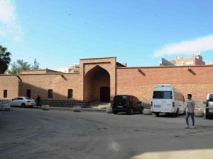 Cizre Kırmızı Medrese’deki Çatı Kaldırıldı, İhtişamı Ortaya Çıktı