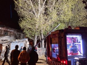 Aşkale’de Köydeki Yangın Korkuttu