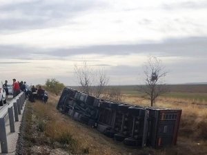 Konya’da Tır Devrildi, Sürücü Yaralandı