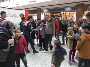 Jandarma ’Haydi̇’ Uygulamasını Tanıtıp, Çocuklara Boyama Kitabı Hediye Etti