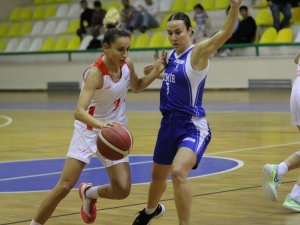 Kadın Basketbolcular İlk Maçında Fark Attı