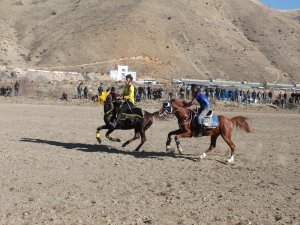 Bayburt ve Erzurum Arasında Oynanan Dostluk Maçında Ciritçi Attan Düştü Maç Kaldığı Yerden Devam Etti