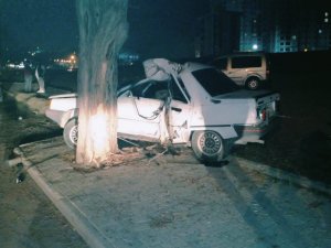 Ağaca Çarpan Otomobil Hurdaya Döndü: 1 Ağır Yaralı
