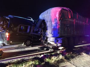 Amasya’da Minibüs Tıra Çarptı: Ölü Ve Yaralılar Var