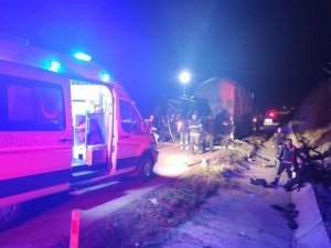 Amasya’da Tiyatro Oyuncularını Taşıyan Minibüs Tıra Çarptı: 3 Ölü, 8 Yaralı