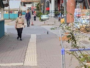 Bursa’da Şiddetli Lodos Hayatı Olumsuz Etkiliyor