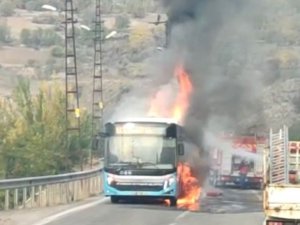 Diyarbakır’da Belediye Otobüsü Seyir Halinde Cayır Cayır Yandı