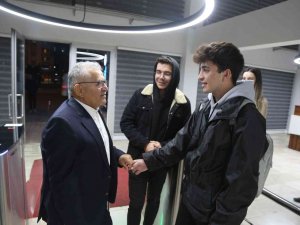 Kütüphanede Öğrencileri Başkan Büyükkılıç Karşıladı