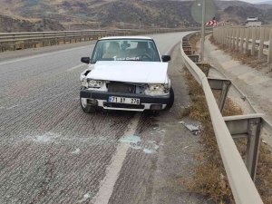 Tekeri Kopan Otomobil Bariyere Çarptı: 3 Yaralı