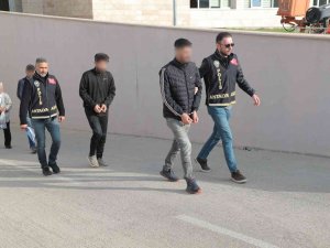 Antalya’da 57 Ekip Ve 140 Personelle Aranan Şahıslara Yönelik Eş Zamanlı Operasyon