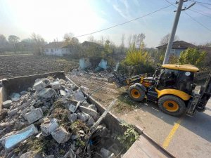 Akyazı’da Metruk Binalar Yıkılıyor