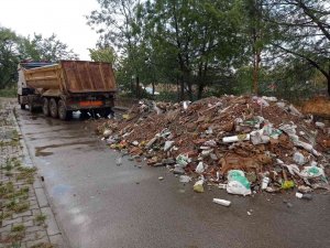 Tuzla Belediyesi Zabıta Ekiplerinden Kaçak Döküme Suçüstü