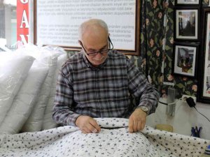 Yorgancılık Mesleğini Sürdürmeye Çalışıyor