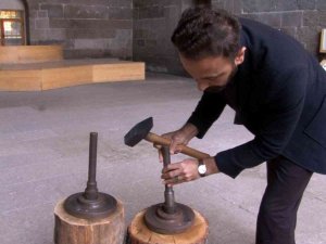 Asırlık Sikkeleri Saniyeler İçerisinde Basıyorlar