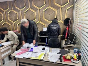Yabancı Uyruklulara Sahte Belge Düzenleyen 2 Şüpheli Yakalandı