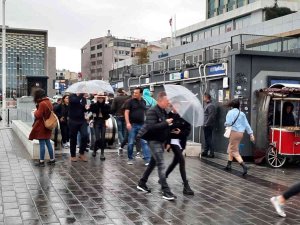 İ̇stanbul’da Yağmur Ve Şiddetli Rüzgar Başladı