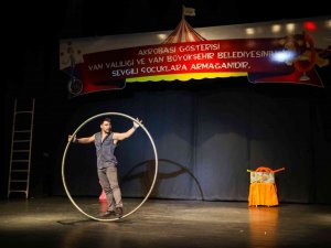 Van’da Çocuklar İçin Akrobasi Gösterisi Düzenlendi