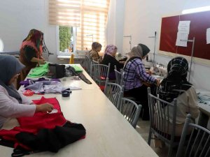 Akdeniz Belediyesi Mahalle Kültür Ve Sanat Evlerinde Birçok Kurs Veriliyor