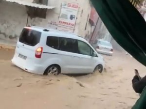 İ̇zmir’i Yine Sağanak Vurdu