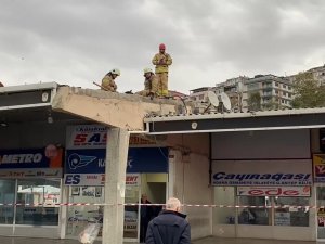 Üsküdar’da Şiddetli Rüzgarda Otobüs Yazıhanenin Çatısı Uçtu