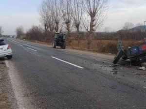Otomobil Traktöre Çarptı: 1 Yaralı