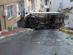Beyoğlu’nda Yokuş Aşağı Kayan Kamyon Binaya Çarptı: Hamile Kadın Büyük Bir Korku Yaşadı