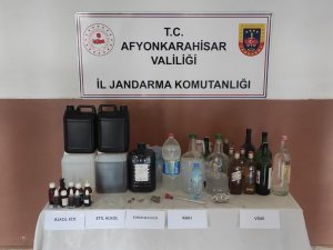 Evinde Kaçak İçki Malzemeleri İle Birlikte Yakalandı