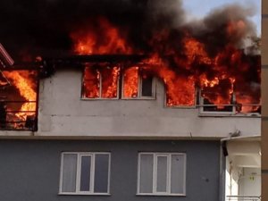 Apartmanın Çatısı Alevlere Teslim Oldu