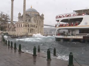 Ortaköy’de Kıyıyı Döven Dalgalar Görüntülendi