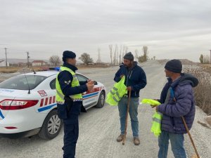 Jandarma Çobanlara Reflektif Yelek Dağıttı