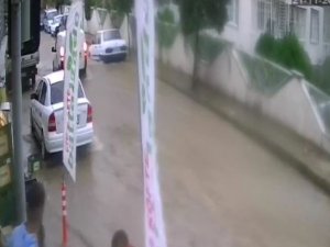 Bornova’da Sel Suları Bir Otomobili Böyle Sürükledi
