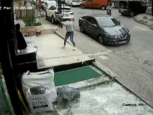 3’üncü Kattan Düşen Kediyi Havada Yakaladı