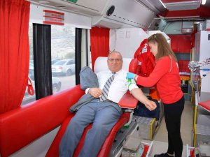 Öğretmenler Hasta Çocuklar İçin Kan Bağışında Bulundu