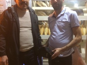 Yolda Bulduğu Para Dolu Çantayı Sahibine Teslim Etti