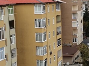 Ümraniye’de Pes Dedirten Görüntü: Çatı Parçalarının Uçmaması İçin Canlarını Hiçe Saydılar