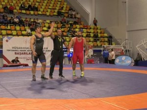 Sakarya Büyükşehir’in Güreşçileri Ankara’da Mindere Çıktı