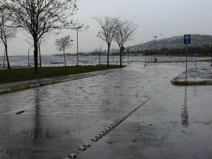 Lodos Esti, Kentin En Büyük Otoparkı Denizle Birleşti