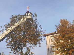 İ̇tfaiye Ekipleri Bu Kez Üzülen Çocuğun Balonu İçin Seferber Oldu