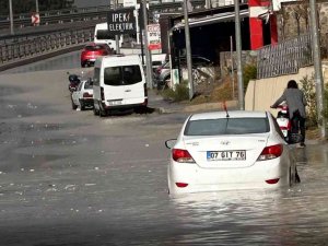 Kuşadası’nda Sağanak Yağış Etkili Oldu, Yollar Göle Döndü
