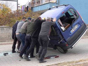 Kırıkkale’de Okul Servisi İle Otomobil Çarpıştı: 5’i Öğrenci 6 Yaralı