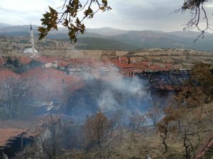 Kütahya’da 2 Ev Yandı, Bir İtfaiye Eri Dumandan Etkilendi