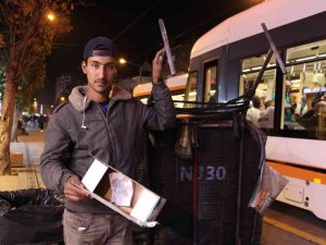 Ailesini Görebilmek İçin Akşama Kadar Karton Topluyor