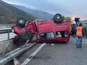 D100’de Bariyerlere Çarpan Minibüs Takla Attı: 2 Yaralı