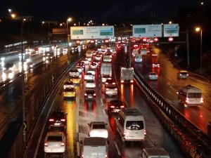 İ̇stanbul’da Sağanak Yağış Hayatı Olumsuz Etkiledi