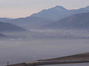 Tatvan’da Oluşan Sis Bulutu Adeta Şehri Görünmez Hale Getirdi