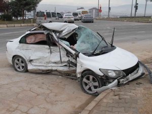 Elazığ’da Tırın Çarptığı Otomobil Kağıt Gibi Ezildi: 1 Yaralı